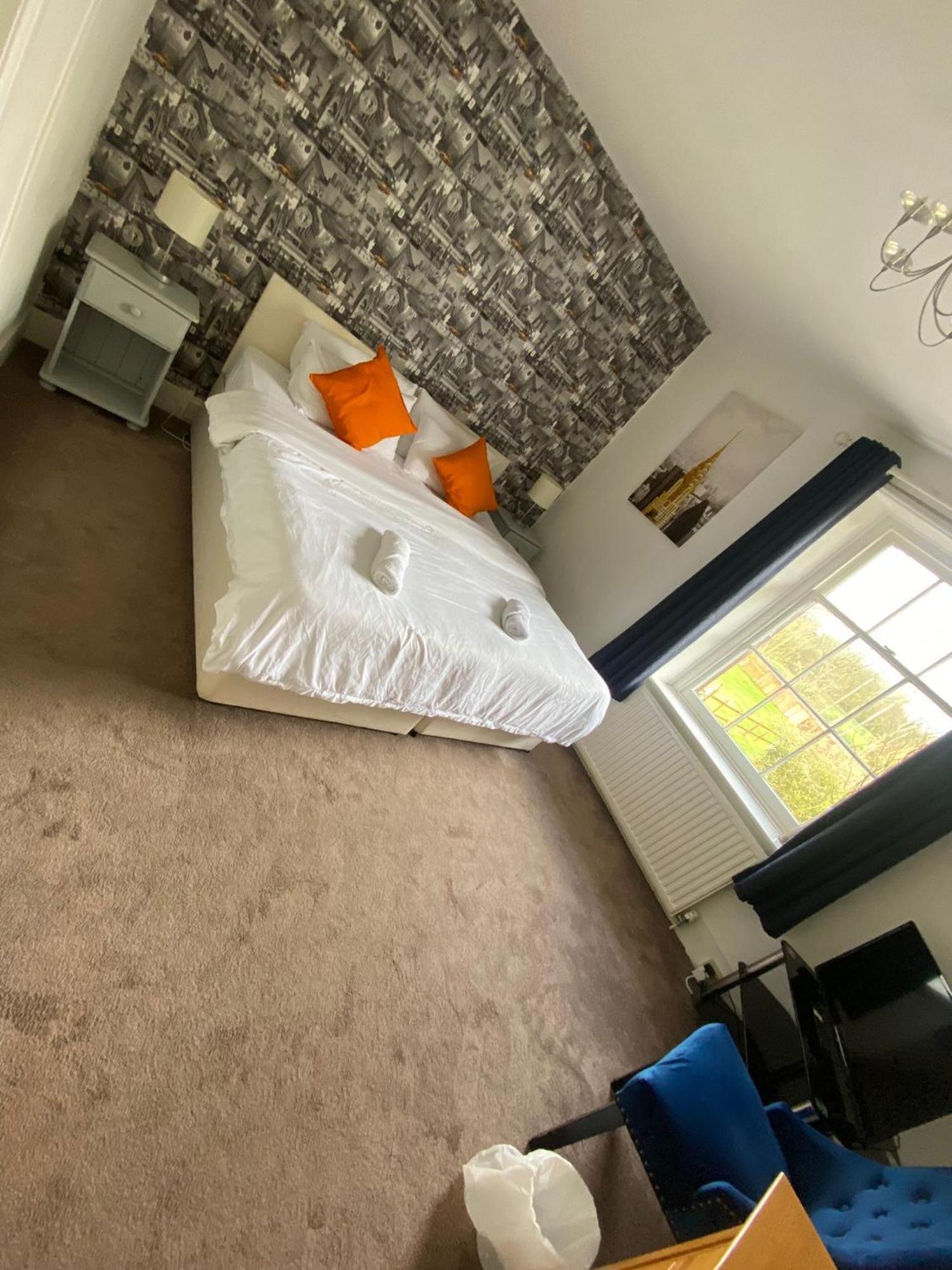 Bed and Breakfast The Penruddocke Arms Dinton  Esterno foto