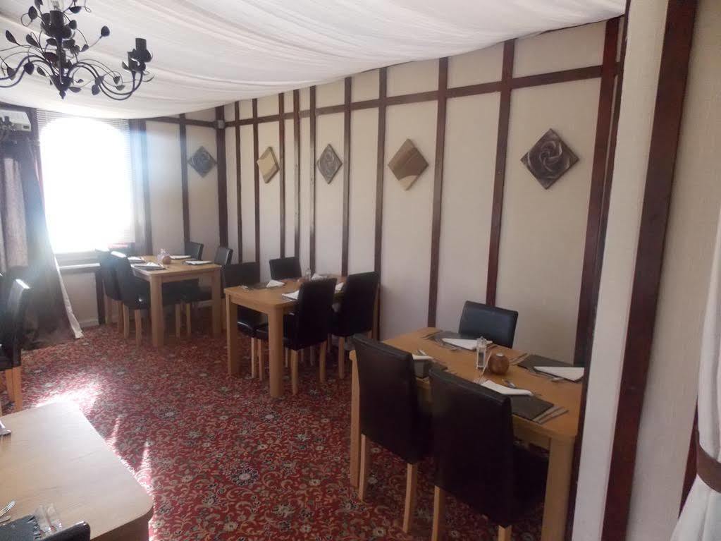 Bed and Breakfast The Penruddocke Arms Dinton  Esterno foto