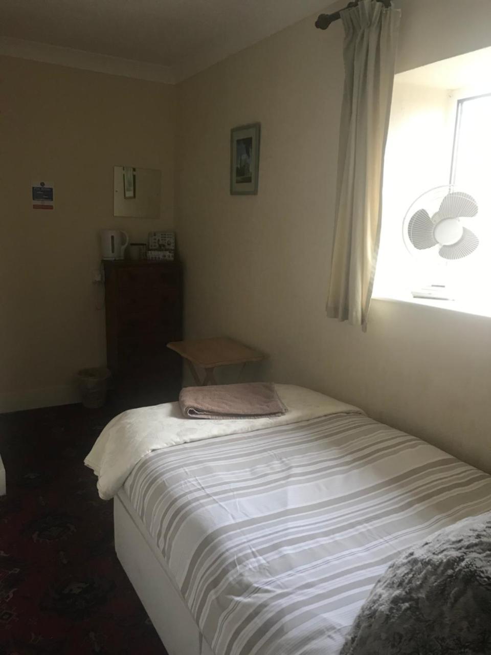 Bed and Breakfast The Penruddocke Arms Dinton  Esterno foto